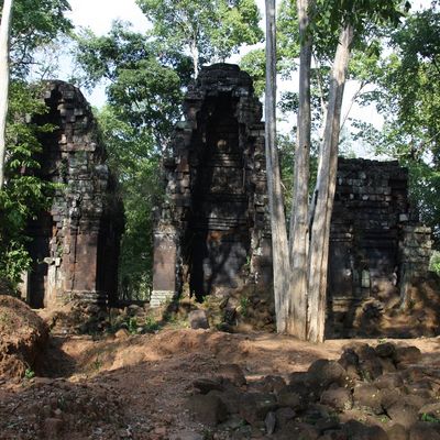 wp:org:wp-content/uploads/2025/06/Three-Lateriate-Ruin-Towers-at-Prasat-Chrap-©-Beyondangkor-1.jpg