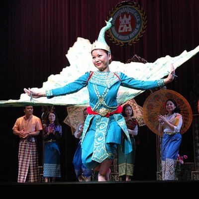 wp:org:wp-content/uploads/2024/08/05133236/Robam-Kngork-Pailin-Pailin-Peacock-Dance.jpg
