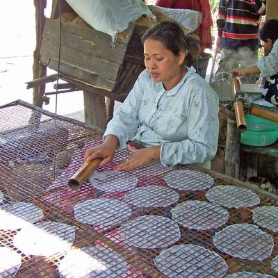 wp:org:wp-content/uploads/2024/08/10095530/Khmer-snack-The-Rolling-Rice-Paper.jpg