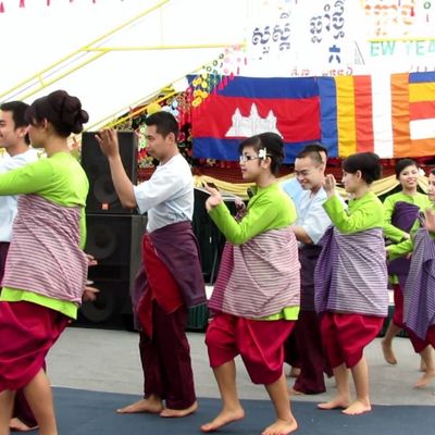 wp:org:wp-content/uploads/2024/08/05131729/Robam-Krama-Khmer-Khmer-Scarf-Dance-1.jpg