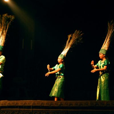 wp:org:wp-content/uploads/2024/08/05131033/Robam-Kngork-Pouthisat-Pursat-Peacock-Dance-1.jpg