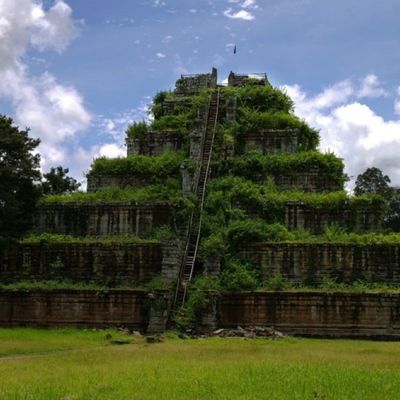 wp:org:wp-content/uploads/2024/08/17083005/Koh-Ker-Temple.jpg