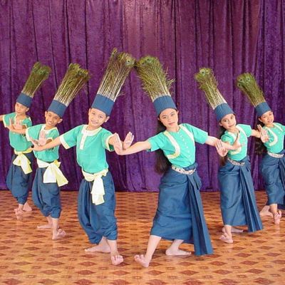 wp:org:wp-content/uploads/2024/08/05131042/Robam-Kngork-Pouthisat-Pursat-Peacock-Dance-3.jpg