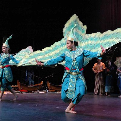 wp:org:wp-content/uploads/2024/08/05133228/Robam-Kngork-Pailin-Pailin-Peacock-Dance-1.jpg