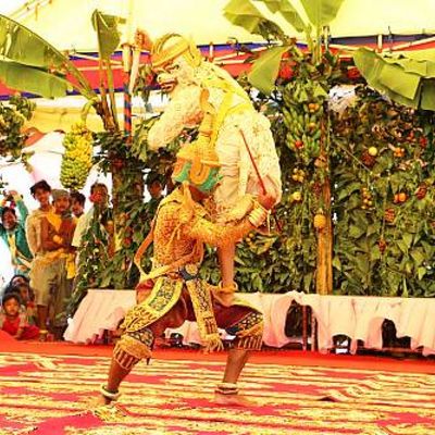 wp:org:wp-content/uploads/2024/08/17083440/Lakhaon-Khaol-Male-Masked-Theatre-1.jpg