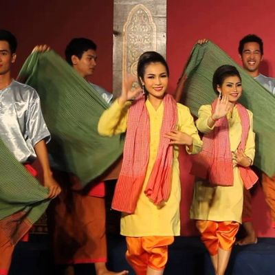 wp:org:wp-content/uploads/2024/08/05131737/Robam-Krama-Khmer-Khmer-Scarf-Dance.jpg